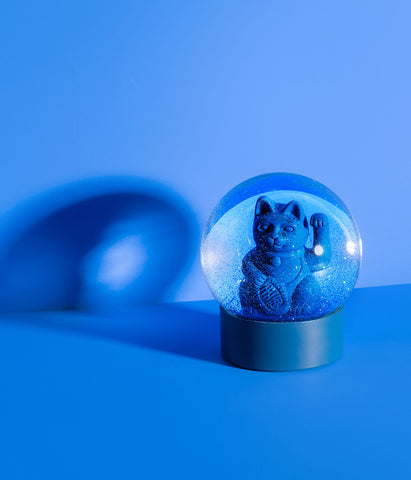 Lucky Cat Boule à Neige Pailletée Bleu Foncé
